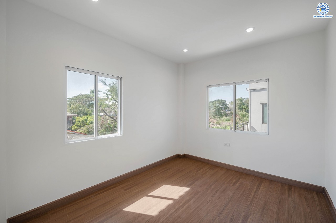 บ้านมือสองตกแต่งใหม่ โครงการ ปริญญดา เกษตร-นวมินทร์ หลังมุม เนื้อที่ 40.5 ตร.ว. ฟังก์ชัน 3 ห้องนอน 3 ห้องน้ำ 2 ที่จอดรถ บ้านทำเลเมือง การเดินทางสะดวกเชื่อมต่อถนนประเสริฐมนูกิจ ถนนรามอินทรา ถนนพหลโยธิน ใกล้เซ็นทรัล อีสต์วิลล์ โรงเรียนเลิศหล้า และใกล้จุดขึ้นทางด่วน "ฉลองรัช"